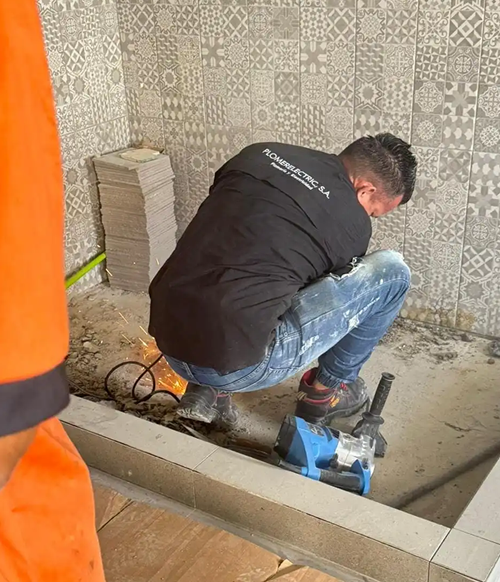 Plomeros trabajando en Panamá - Plomerelectric S.A.